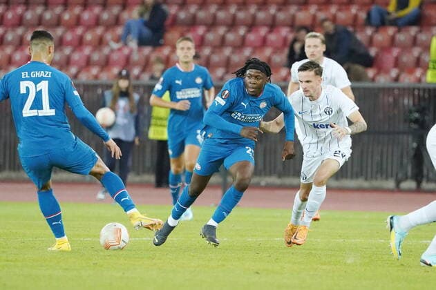 Photo Manuel Geisser 06 10 2022 Stadium Letzigrund Football Season 2022 2023 Europa League Group Stage FC Zuerich PSV Eindhoven Picture Johan Bakayoko PSV Eindhoven Fabian Rohner FC Zuerich Action Duel