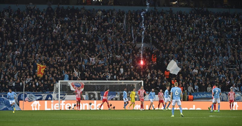 Football, men, season 2022 2023, Europa League, Malmö FF 1 FC Union Berlin group stage, group D, matchday 3 , from the blocks of fans of union are fired rockets onto the field and in the direction of the fans of Malmö, 06 10 2022, Copyright: xMatthiasxKochx