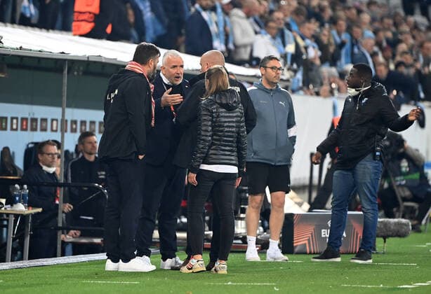 Football, men, season 2022 2023, Europa League, Malmö FF 1 FC Union Berlin group stage, group D, matchday 3 , f l Press and stadium spokesman Christian Arbeit 1 FC Union , President Dirk Zingler 1 FC Union , head of security Sven Schlensog, club spokeswoman Katharina Brendel 1 FC Union during the stoppage of play after the pyro riots in the second half, 06 10 2022, Copyright: xMatthiasxKochx