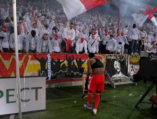 Football, men, season 2022 2023, Europa League, Malmö FF 1 FC Union Berlin 0 1, group stage, group D, matchday 3 , Sheraldo Becker 1 FC Union gives away his jersey to the precentor Ali von union, cheering after the final whistle, 06 10 2022, Copyright: xMatthiasxKochx