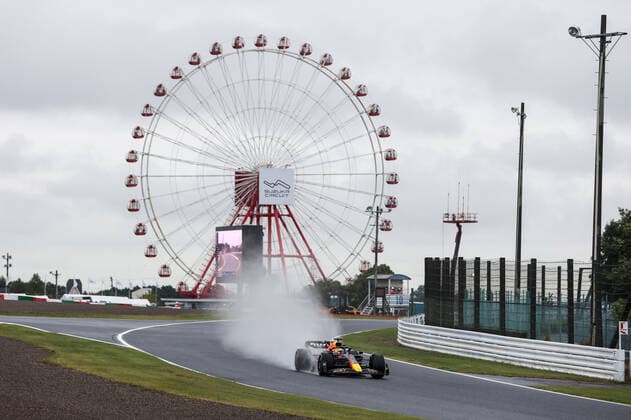 01 VERSTAPPEN Max (nld), Red Bull Racing RB18, action during the Formula 1 Honda Japanese Grand Prix 2022, 18th round of the 2022 FIA Formula One World Championship, WM, Weltmeisterschaft from October 7 to 9, 2022 on the Suzuka International Racing Course, in Suzuka, Mie Prefecture, Japan - F1 - JAPANESE GRAND PRIX 2022 DPPI Panoramic  AV6_7348