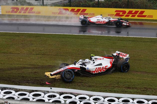 20 MAGNUSSEN Kevin (den), Haas F1 Team VF-22 Ferrari, 47 SCHUMACHER Mick (ger), Haas F1 Team VF-22 Ferrari, action crash, accident, during the Formula 1 Honda Japanese Grand Prix 2022, 18th round of the 2022 FIA Formula One World Championship, WM, Weltmeisterschaft from October 7 to 9, 2022 on the Suzuka International Racing Course, in Suzuka, Mie Prefecture, Japan - F1 - JAPANESE GRAND PRIX 2022 DPPI Panoramic 00122041_AV6_7616