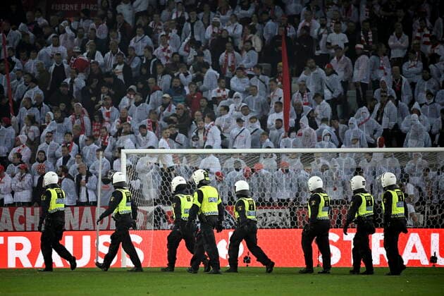 Riot police arrest and take away a person after supporters set off fireworks on both the pitch and the stands during Thursday s Europa League, Group D football match between Malmö FF and FC Union Berlin at Eleda Stadium, Malmo, Sweden, 6 October 2022 Malmo Sweden FOTBOLL x50090x,  Copyright: xJohanxNilsson TTx EUROPA LEAGUE MALMO FF-UNION BERLIN
