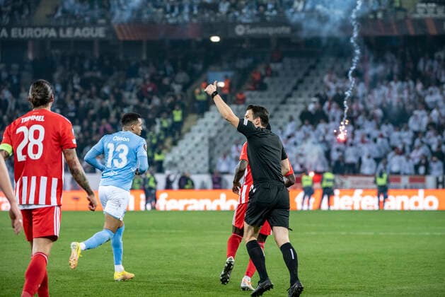 The referee and players flee the pitch as fireworks are set off during Thursday s Europa League, Group D football match between Malmö FF and FC Union Berlin at Eleda Stadium, Malmö, Sweden, 6 October 2022 MALMÖ SVERIGE x50090x,  Copyright: xJohanxNilsson TTx EUROPA LEAGUE MALMÖ FF-UNION BERLIN
