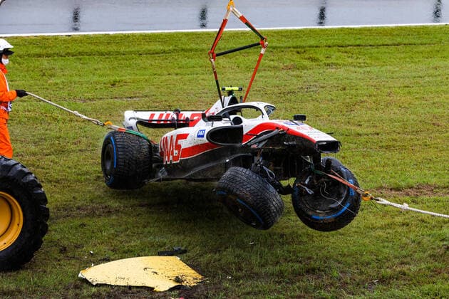 47 SCHUMACHER Mick (ger), Haas F1 Team VF-22 Ferrari, action crash, accident, wheel tethers during the Formula 1 Honda Japanese Grand Prix 2022, 18th round of the 2022 FIA Formula One World Championship, WM, Weltmeisterschaft from October 7 to 9, 2022 on the Suzuka International Racing Course, in Suzuka, Mie Prefecture, Japan - F1 - JAPANESE GRAND PRIX 2022 DPPI Panoramic 00122041_AV6_7666