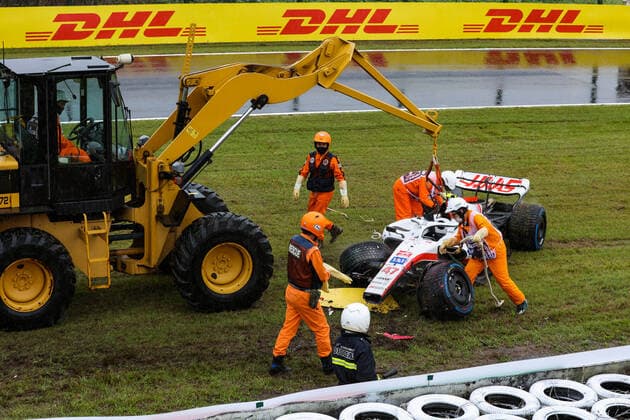 marshall, commissaire de piste, 47 SCHUMACHER Mick (ger), Haas F1 Team VF-22 Ferrari, action crash, accident, during the Formula 1 Honda Japanese Grand Prix 2022, 18th round of the 2022 FIA Formula One World Championship, WM, Weltmeisterschaft from October 7 to 9, 2022 on the Suzuka International Racing Course, in Suzuka, Mie Prefecture, Japan - F1 - JAPANESE GRAND PRIX 2022 DPPI Panoramic  00122041_AV6_7647