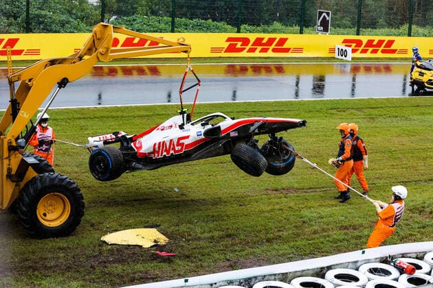 47 SCHUMACHER Mick (ger), Haas F1 Team VF-22 Ferrari, action crash, accident, marshall, commissaire de piste, during the Formula 1 Honda Japanese Grand Prix 2022, 18th round of the 2022 FIA Formula One World Championship, WM, Weltmeisterschaft from October 7 to 9, 2022 on the Suzuka International Racing Course, in Suzuka, Mie Prefecture, Japan - F1 - JAPANESE GRAND PRIX 2022 DPPI Panoramic  00122041_AV6_7670