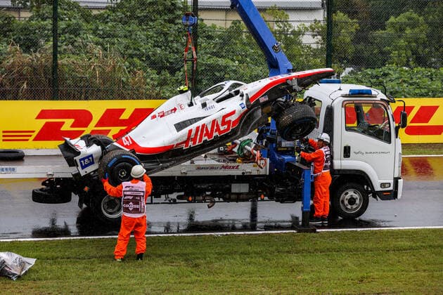 47 SCHUMACHER Mick (ger), Haas F1 Team VF-22 Ferrari, action crash, accident, marshall, commissaire de piste, during the Formula 1 Honda Japanese Grand Prix 2022, 18th round of the 2022 FIA Formula One World Championship, WM, Weltmeisterschaft from October 7 to 9, 2022 on the Suzuka International Racing Course, in Suzuka, Mie Prefecture, Japan - F1 - JAPANESE GRAND PRIX 2022 DPPI Panoramic  00122041_AV6_7700