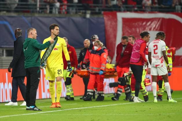05 10 2022, xtgx, football UEFA Champions League, RB Leipzig Celtic Glasgow emspor, v l Peter Gulasci Leipzig, 1 injured, injury, Janis Blaswich Leipzig, 21 being substituted DFL DFB REGULATIONS PROHIBIT ANY USE OF PHOTOGRAPHS AS IMAGE SEQUENCES AND OR QUASI VIDEO Leipzig