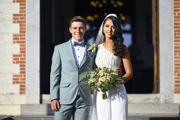 Bilder des Jahres, Sport 10 Oktober Sport Themen der Woche KW40 Sport Bilder des Tages DILBEEK, BELGIUM - OCTOBER 07 : Remco Evenpoel and His wife Oumi pictured on their wedding day at the City hall of Dilbeek. on October 7, 2022 in Dilbeek, Belgium, 7 10 2022 ( Wedding Remco Evenepoel and Oumi PhotoNews Panoramic 