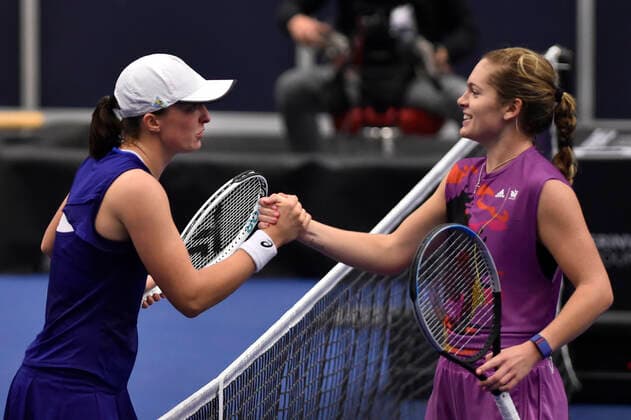Sport Bilder des Tages Iga Swiatek of Poland, left, and Caty McNally of USA after the WTA, Tennis Damen Agel Open 2022 women s tennis tournament match against Caty McNally of USA, on October 7, 2022, in Ostrava, Czech Republic. (CTKxPhoto JaroslavxOzana) CTKPhotoP2022100707960  JAO 37