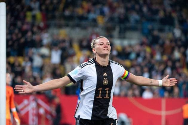 Bilder des Jahres, Sport 10 Oktober Sport Themen der Woche KW40 Sport Bilder des Tages Alexandra Popp (Deutschland 11) jubelt ueber das Tor zum 2:0, GER, Deutschland vs. Frankreich, Fussball Frauen Nationalmannschaft, 07.10.2022, Freundschaftsspiel, Spielzeit 2022 2023 DFB regulations prohibit any use of photographs as image sequences and or quasi-video GER, Deutschland vs. Frankreich, Fussball Frauen Nationalmannschaft, 07.10.2022, Freundschaftsspiel, Spielzeit 2022 2023 Dresden *** Alexandra Popp Germany 11 cheers over goal to make it 2 0, GER, Germany vs France, womens national football team, 07 10 2022, friendly match, season 2022 2023 DFB regulations prohibit any use of photographs as image sequences and or quasi video GER, Germany vs France, womens national football team, 07 10 2022, friendly match, season 2022 2023 Dresden Copyright: xEibner Memmlerx EP_MMR