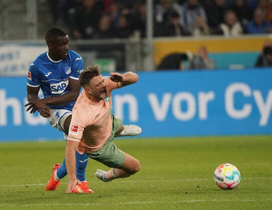 GER, 1.FBL, TSG 1899 Hoffenheim vs SV Werder Bremen 07.10.2022, PreZero-Arena, Sinsheim, GER, 1.FBL, TSG 1899 Hoffenheim vs SV Werder Bremen , DFL regulations prohibit any use of photographs as image sequences and or quasi-video. im Bild Stanley Nsoki (Hoffenheim), Niclas Füllkrug (Bremen). *** GER, 1 FBL, TSG 1899 Hoffenheim vs SV Werder Bremen 07 10 2022, PreZero Arena, Sinsheim, GER, 1 FBL, TSG 1899 Hoffenheim vs SV Werder Bremen , DFL regulations prohibit any use of photographs as image sequences and or quasi video in the picture Stanley Nsoki Hoffenheim , Niclas Füllkrug Bremen nordphotoxGmbHx xBratic nph00250