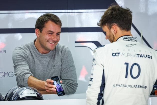 LE GOFF Guillaume, manager of GASLY Pierre (fra), Scuderia AlphaTauri AT03, showing him a portrait of Pierre in an Alpine racesuit during the Formula 1 Honda Japanese Grand Prix 2022, 18th round of the 2022 FIA Formula One World Championship, WM, Weltmeisterschaft from Octobre 7 to 9, 2022 on the Suzuka International Racing Course, in Suzuka, Mie Prefecture, Japan - F1 - JAPANESE GRAND PRIX 2022 DPPI Panoramic  20221008_G00D0184