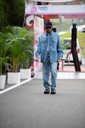 October 8, 2022, Suzuka, Mie, Japan: October 8, 2022: Suzuka Circuit, Mie Prefecture, JAPAN: LEWIS HAMILTON 44 arrives to the paddock fashionably dressed ahead of Practice Session 3 of the Formula 1 Honda Japanese Grand Prix. Motorsports. Suzuka Japan - ZUMAb177 0170647942st Copyright: xTaidghxBarronx
