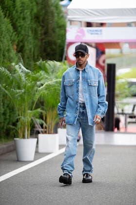 October 8, 2022, Suzuka, Mie, Japan: October 8, 2022: Suzuka Circuit, Mie Prefecture, JAPAN: LEWIS HAMILTON 44 arrives to the paddock fashionably dressed ahead of Practice Session 3 of the Formula 1 Honda Japanese Grand Prix. Motorsports. Suzuka Japan - ZUMAb177 0170647944st Copyright: xTaidghxBarronx