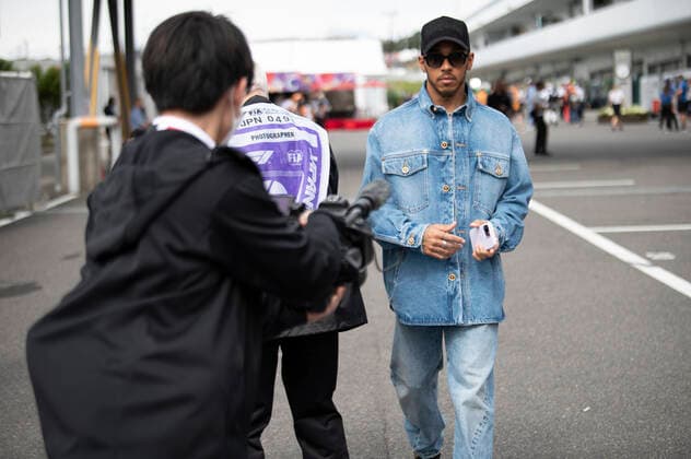 October 8, 2022, Suzuka, Mie, Japan: October 8, 2022: Suzuka Circuit, Mie Prefecture, JAPAN: LEWIS HAMILTON 44 arrives to the paddock fashionably dressed ahead of Practice Session 3 of the Formula 1 Honda Japanese Grand Prix. Motorsports. Suzuka Japan - ZUMAb177 0170647958st Copyright: xTaidghxBarronx