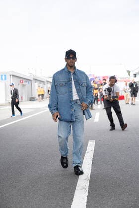 October 8, 2022, Suzuka, Mie, Japan: October 8, 2022: Suzuka Circuit, Mie Prefecture, JAPAN: LEWIS HAMILTON 44 arrives to the paddock fashionably dressed ahead of Practice Session 3 of the Formula 1 Honda Japanese Grand Prix. Motorsports. Suzuka Japan - ZUMAb177 0170647993st Copyright: xTaidghxBarronx