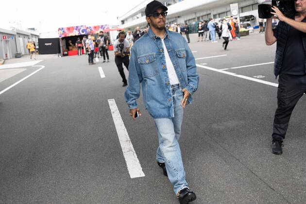 October 8, 2022, Suzuka, Mie, Japan: October 8, 2022: Suzuka Circuit, Mie Prefecture, JAPAN: LEWIS HAMILTON 44 arrives to the paddock fashionably dressed ahead of Practice Session 3 of the Formula 1 Honda Japanese Grand Prix. Motorsports. Suzuka Japan - ZUMAb177 0170648016st Copyright: xTaidghxBarronx