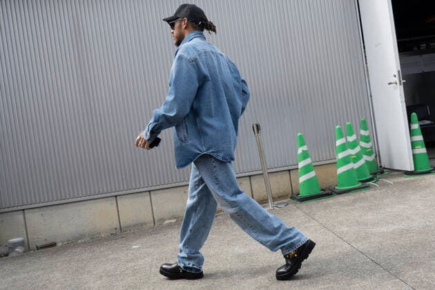 October 8, 2022, Suzuka, Mie, Japan: October 8, 2022: Suzuka Circuit, Mie Prefecture, JAPAN: LEWIS HAMILTON 44 arrives to the paddock fashionably dressed ahead of Practice Session 3 of the Formula 1 Honda Japanese Grand Prix. Motorsports. Suzuka Japan - ZUMAb177 0170648017st Copyright: xTaidghxBarronx