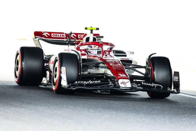 24 ZHOU Guanyu (chi), Alfa Romeo F1 Team ORLEN C42, action during the Formula 1 Honda Japanese Grand Prix 2022, 18th round of the 2022 FIA Formula One World Championship, WM, Weltmeisterschaft from Octobre 7 to 9, 2022 on the Suzuka International Racing Course, in Suzuka, Mie Prefecture, Japan - F1 - JAPANESE GRAND PRIX 2022 DPPI Panoramic  20221008_GOOD2055