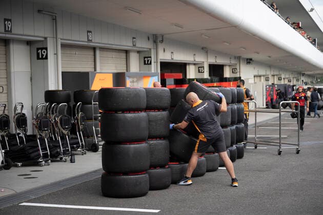 October 8, 2022, Suzuka, Mie, Japan: October 8, 2022: Suzuka Circuit, Mie Prefecture, JAPAN: Crew members for McLaren Racing during Qualifying Day for the Formula 1 Honda Japanese Grand Prix. Max Verstappen of Red Bull Racing qualified in pole position. Motorsports. Suzuka Japan - ZUMAb177 20221008_zap_b177_034 Copyright: xTaidghxBarronx