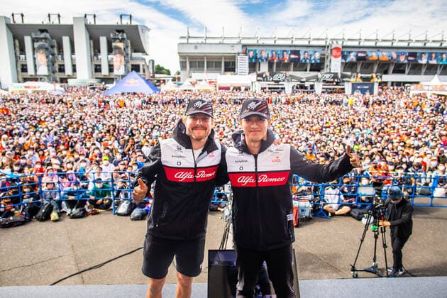 BOTTAS Valtteri (fin), Alfa Romeo F1 Team ORLEN C42, ZHOU Guanyu (chi), Alfa Romeo F1 Team ORLEN C42, portrait during the Formula 1 Honda Japanese Grand Prix 2022, 18th round of the 2022 FIA Formula One World Championship, WM, Weltmeisterschaft from October 7 to 9, 2022 on the Suzuka International Racing Course, in Suzuka, Mie Prefecture, Japan - F1 - JAPANESE GRAND PRIX 2022 DPPI Panoramic 00122041__V2_5797