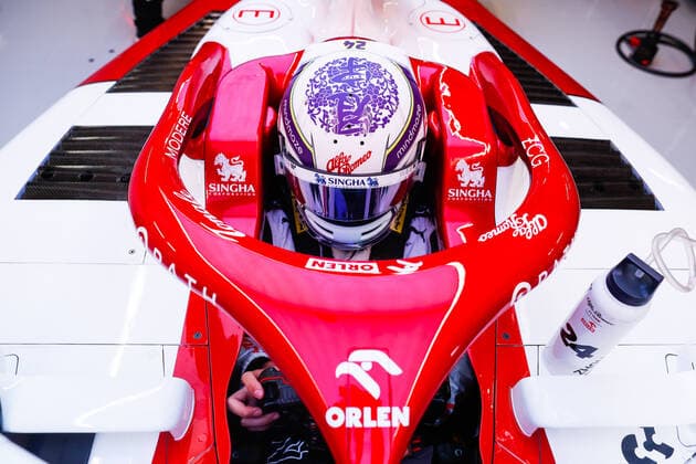 ZHOU Guanyu (chi), Alfa Romeo F1 Team ORLEN C42, portrait during the Formula 1 Honda Japanese Grand Prix 2022, 18th round of the 2022 FIA Formula One World Championship, WM, Weltmeisterschaft from October 7 to 9, 2022 on the Suzuka International Racing Course, in Suzuka, Mie Prefecture, Japan - F1 - JAPANESE GRAND PRIX 2022 DPPI Panoramic  00122041__V2_7445