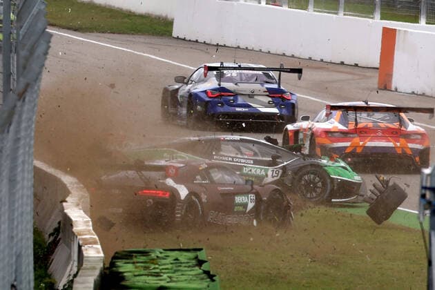 Bilder des Jahres, Sport 10 Oktober Sport Themen der Woche KW40 Sport Bilder des Tages Startunfall mit Rolf Ineichen (SUI) (Grasser Racing Team - Lamborghini Huracan),Clemens Schmid (AUT) (GRT grasser-racing.com - Lamborghini Huracan)und Marius Zug (GER) (Attempto Racing - Audi R8) beim DTM-Lauf auf dem Hockenheimring. Copyright Thomas Pakusch *** Start accident with Rolf Ineichen SUI Grasser Racing Team Lamborghini Huracan ,Clemens Schmid AUT GRT grasser racing com Lamborghini Huracan and Marius Zug GER Attempto Racing Audi R8 at the DTM round at the Hockenheimring Copyright Thomas Pakusch