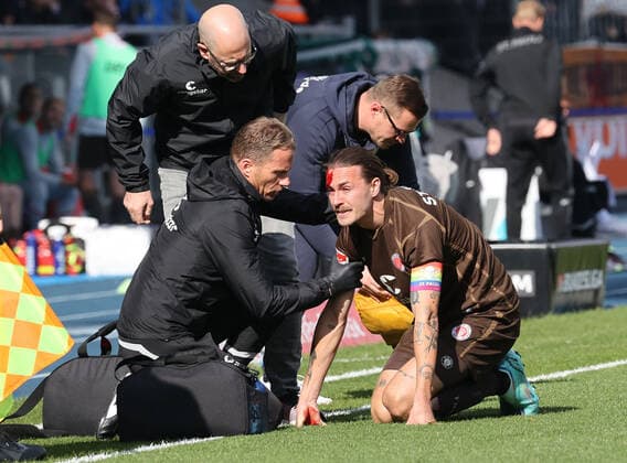 Sport Themen der Woche KW40 Eintracht BS vs FC St. Pauli Braunschweig, 08.10.2022, Fußball, Saison 22 23, 2. Bundesliga, 11. Spieltag, Eintracht Braunschweig vs FC St. Pauli, Bild zeigt: Jackson Irvine (FC, 7) muss mit einer Platzwunde Kopfverletzung behandelt werden Braunschweig *** Eintracht BS vs FC St Pauli Braunschweig, 08 10 2022, soccer, season 22 23, 2 Bundesliga, 11 matchday, Eintracht Braunschweig vs FC St Pauli, picture shows Jackson Irvine FC, 7 must be treated with a laceration head injury Braunschweig