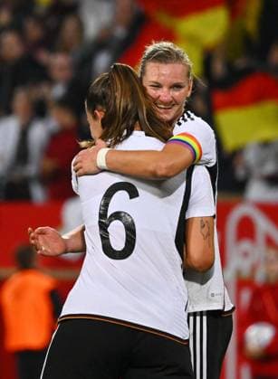 Goal to 1 0, v l Lena Oberdorf cheers with scorer Alexandra Popp both Germany , womens international match, Germany vs France, womens soccer, soccer, womens soccer, womens national team, womens national team, Team Germany, Rudolf Harbig Stadion Dresden, 07 10 2022,