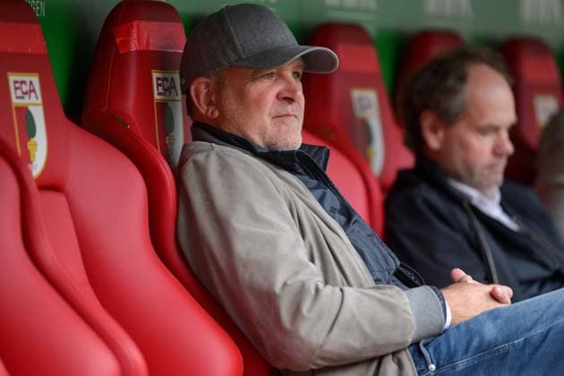 Fußball, 1. Bundesliga, 20221008, FC Augsburg - VfL Wolfsburg. Im Bild Geschäftsführer des VfL Wolfsburg Jörg SCHMADTKE Bank. Augsburg WWK-Arena Bayern Deutschland *** Soccer, 1 Bundesliga, 20221008, FC Augsburg VfL Wolfsburg In picture Managing Director Sport of VfL Wolfsburg Jörg SCHMADTKE Bank Augsburg WWK Arena Bayern Germany Copyright: Passion2Press MarkusxFischerx