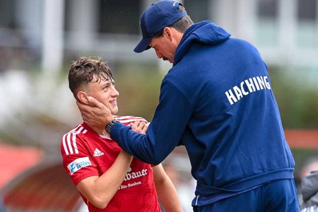 Sport Themen der Woche KW40 v.li.: Maurice Krattenmacher (Unterhaching, 17) wird nach seiner Auswechslung von Trainer Sandro Wagner (Unterhaching) geherzt, 08.10.2022, Unterhaching (Deutschland), Fussball, Regionalliga Bayern, SpVgg Unterhaching - DJK Vilzing *** v li Maurice Krattenmacher Unterhaching, 17 is hailed by coach Sandro Wagner Unterhaching after his substitution, 08 10 2022, Unterhaching Germany , Football, Regionalliga Bayern, SpVgg Unterhaching DJK Vilzing xslx