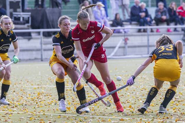 Sport Themen der Woche KW40 Sport Bilder des Tages Damen-Hockey-Bundesliga Rot Weiss Koeln vs. Harvestehuder THC 3:3 Damen-Hockey-Bundesliga Rot Weiss Koeln vs. Harvestehuder THC 3:3 am 8. 10. 2022 Köln, Olympiaweg, Deutschland Photo: Ralf Kardes Albane Garot (25) Mittelfeld Pia Maertens (35) Mittelfeld Katharina Kiefer (33) Mittelfeld *** Womens Hockey Bundesliga Rot Weiss Koeln vs Harvestehuder THC 3 3 Womens Hockey Bundesliga Rot Weiss Koeln vs Harvestehuder THC 3 3 on 8 10 2022 Cologne, Olympiaweg, Germany Photo Ralf Kardes Albane Garot 25 midfield Pia Maertens 35 midfield Katharina Kiefer 33 midfield Copyright: xBEAUTIFULxSPORTS RalfxKardesx