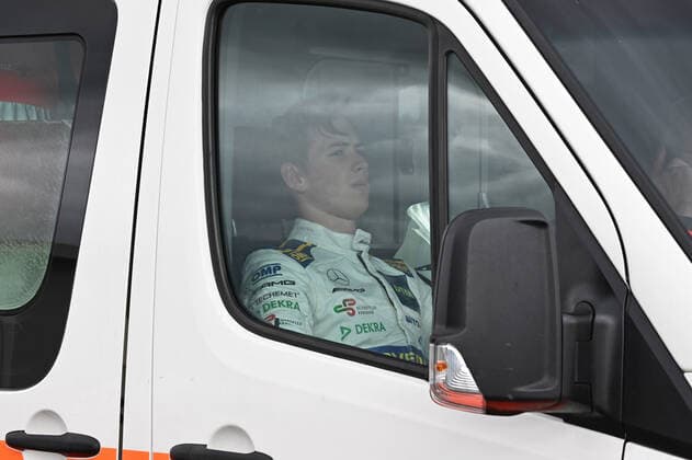 Sport Themen der Woche KW40 08.10.2022, xekx, Motorsport, DTM Rennen Hockenheim - Saison 2022 emspor, David Schumacher, Mercedes AMG Team Winward im Krankenwagen (DFL DFB REGULATIONS PROHIBIT ANY USE OF PHOTOGRAPHS as IMAGE SEQUENCES and or QUASI-VIDEO) Hockenheim *** 08 10 2022, xekx, sports motorsport, DTM race Hockenheim season 2022 emspor, David Schumacher, Mercedes AMG Team Winward in ambulance DFL DFB REGULATIONS PROHIBIT ANY USE OF PHOTOGRAPHS as IMAGE SEQUENCES and or QUASI VIDEO Hockenheim eel-fotografie Eberhard Krieger