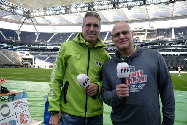 08 10 2022 xkhx Frankfurt am Main, Deutsche Bank Park, German Football League GFL Erima German Bowl XLIII Final Impressions Potsdam Royals Schwäbisch Hall Unicorns FFH sports presenter Frank Piroth together with Bowl experienced stadium announcer Holger Weishaupt