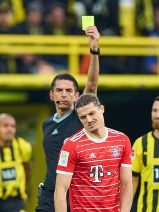 Bilder des Jahres, Sport 10 Oktober Sport Themen der Woche KW40 Referee Deniz Aytekin with whistle, gestures, shows, watch, individual action, Schiedsrichter, Hauptschiedsrichter, schiri, shows the Yellow Card to Marcel Sabitzer, FCB 18 in the match BORUSSIA DORTMUND - FC BAYERN MUENCHEN 1.German Football League on Oct 8, 2022 in Dortmund, Germany. Season 2022 2023, matchday 9, 1.Bundesliga, FCB, München, 9.Spieltag