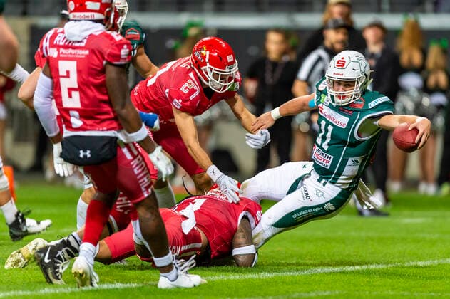 Touchdown by Hennessey Reilly 11, QB, Schwaebisch Hall Unicorns , with M Time 1, LB, Potsdam Royals and C Cranston 27, DB, Potsdam Royals on legs, preceded by D Buckrham 2, SS, Potsdam Royals GER, Potsdam Royals vs Schwaebisch Hall Unicorns, GFL, 2022 season, Germanbowl, finals, 08 10 2022, GER, Potsdam Royals vs Schwaebisch Hall Unicorns, GFL, 2022 season, Germanbowl, finals, 08 10 2022 Frankfurt. Copyright: xEibner-Pressefotox EP_FWF
