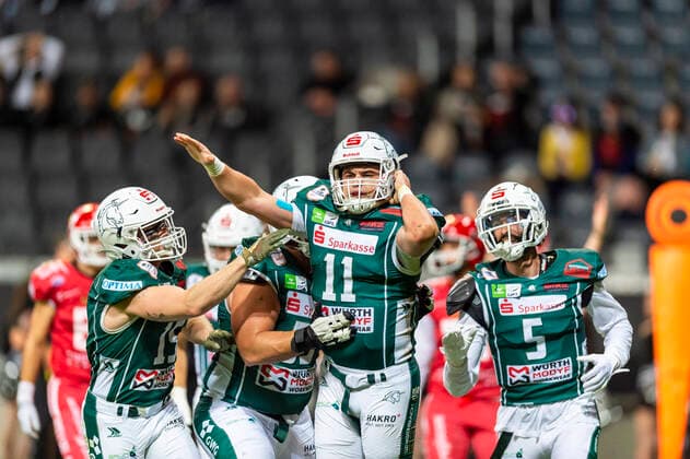 Touchdown cheer Hennessey Reilly 11, QB, Schwaebisch Hall Unicorns GER, Potsdam Royals vs Schwaebisch Hall Unicorns, GFL, season 2022, Germanbowl, finals, 08 10 2022, GER, Potsdam Royals vs Schwaebisch Hall Unicorns, GFL, season 2022, Germanbowl, finals, 08 10 2022 Frankfurt, Germany. Copyright: xEibner-Pressefotox EP_FWF