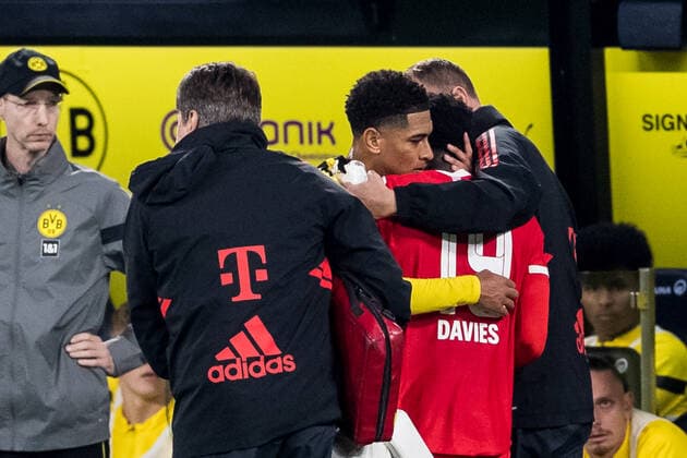 Sport Themen der Woche KW40 1. Fussball Bundesliga; Borussia Dortmund - FC Bayern Muenchen; 08.10.2022 Jude Bellingham (Borussia Dortmund, 22) umarmt Alphonso Davies (FC Bayern Muenchen, 19) der wegen Verletzung das Spiel verlassen muss 1. Fussball Bundesliga, Borussia Dortmund - FC Bayern Muenchen, Dortmund, SIGNAL IDUNA PARK DFL REGULATIONS PROHIBIT ANY USE OF PHOTOGRAPHS AS IMAGE SEQUENCES AND OR QUASI-VIDEO. *** 1 Football Bundesliga Borussia Dortmund FC Bayern Muenchen 08 10 2022 Jude Bellingham Borussia Dortmund, 22 hugs Alphonso Davies FC Bayern Muenchen, 19 who has to leave the game due to injury 1 Football Bundesliga, Borussia Dortmund FC Bayern Muenchen, Dortmund, SIGNAL IDUNA PARK DFL REGULATES PROHIBIT ANY USE OF PHOTOGRAPHS AS IMAGE SEQUENCES AND OR QUASI VIDEO Copyright: xBEAUTIFULxSPORTS Wunderlx