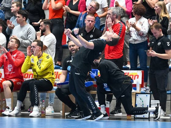 Sport Themen der Woche KW40 Michael Lerscht (ASV Hamm-Westfalen, Trainer) aergert sich ueber eine vergebene Chance. ASV Hamm Westfalen vs. FRISCH AUF! Goeppingen, Handball, LIQUI Moly HBL, 7. Spieltag, Saison 2022 2023, 08.10.2022 ASV Hamm Westfalen vs. FRISCH AUF! Goeppingen, Handball, LIQUI Moly HBL, 7. Spieltag, Saison 2022 2023, 08.10.2022 Hamm *** Michael Lerscht ASV Hamm Westfalen, coach upset over missed chance ASV Hamm Westfalen vs FRISCH AUF Goeppingen, handball, LIQUI Moly HBL, matchday 7, season 2022 2023, 08 10 2022 ASV Hamm Westfalen vs FRISCH AUF Goeppingen, handball, LIQUI Moly HBL, matchday 7, season 2022 2023, 08 10 2022 Hamm Copyright: xEibner-Pressefotox xThomasxHaeslx EP_EER
