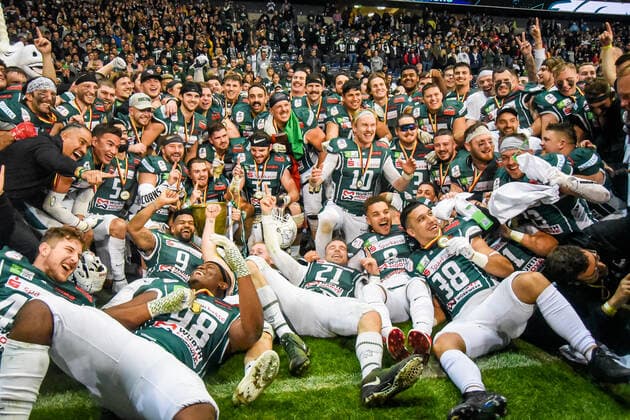 German Football Champion 2022 Schwäbisch Hall Unicorns team photo, cheering, award ceremony, celebration, trophy presentation Schwäbisch Hall Unicorns win the German Bowl with 44 27 against Potsdam Royals and are German Football Champion Potsdam Royals North Champion against Schwäbisch Hall Unicorns South Champion at the ERIMA German Bowl on 08 October 2022 in Frankfurt Main Hesse, Germany at Deutsche Bank Park Frankfurter Waldstadion Final of the German Football League GFL for the title of German Champion in American Football