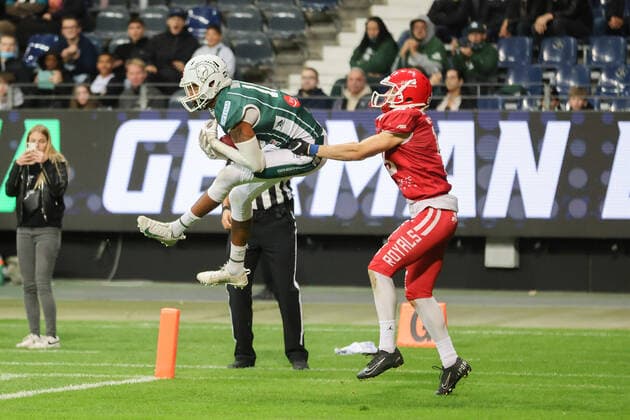 Potsdam Royals Schwäbisch Hall Unicorns, German Bowl XLIII Last touchdown of the Unicorns by Aurieus Minton Unicorns, 18 , who can not be prevented from catching by Niklas Müller Royals, 18 Final of the erima GFL between the Potsdam Royals and Schwäbisch Hall Unicorns on 8 October 2022 at Deutsche Bank Park in Frankfurt am Main , Frankfurt am Main Hesse Germany Deutsche Bank Park