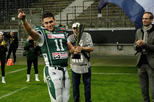 08 10 2022 xkhx Frankfurt am Main, Deutsche Bank Park, German Football League GFL Erima German Bowl XLIII Final Potsdam Royals Schwäbisch Hall Unicorns jubilation among the winners Schwäbisch Hall Unicorns quarterback Reilly Hennessey Unicorns, 11 with the trophy