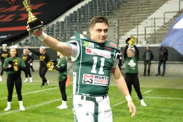 08 10 2022 xkhx Frankfurt am Main, Deutsche Bank Park, German Football League GFL Erima German Bowl XLIII Final Potsdam Royals Schwäbisch Hall Unicorns jubilation among the winners Schwäbisch Hall Unicorns quarterback Reilly Hennessey Unicorns, 11 with the trophy