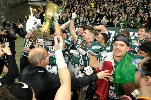 08 10 2022 xkhx Frankfurt am Main, Deutsche Bank Park, German Football League GFL Erima German Bowl XLIII Final Potsdam Royals Schwäbisch Hall Unicorns jubilation among the winners Schwäbisch Hall Unicorns