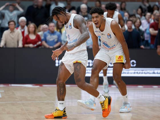 Sport Themen der Woche KW40 Sport Bilder des Tages 08.10.2022, Wuerzburg Baskets vs. SYNTAINICS MBC, easyCredit BBL, 3. Spieltag, Deutschland, Wuerzburg, tectake-Arena, Im Bild: v.li. Jubel bei Lamont Jones (SYNTAINICS MBC) und Kostja Mushidi (SYNTAINICS MBC) *** 08 10 2022, Wuerzburg Baskets vs SYNTAINICS MBC, easyCredit BBL, 3 matchday, Germany, Wuerzburg, tectake Arena, In picture from left cheering Lamont Jones SYNTAINICS MBC and Kostja Mushidi SYNTAINICS MBC Copyright: HMBxMedia xHeikoxBecker