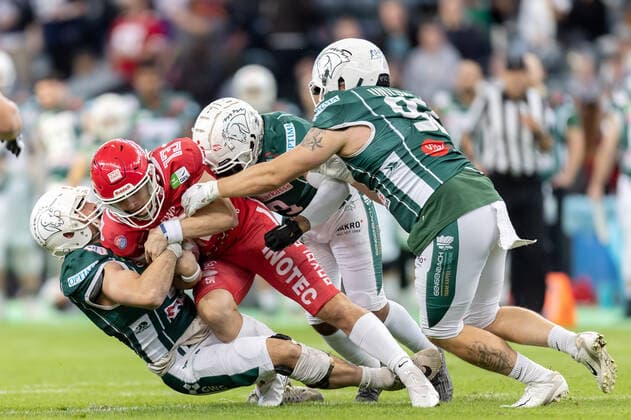 Sport Themen der Woche KW40 Sport Bilder des Tages Potsdam Royals - Schwäbisch Hall Unicorns, German Bowl XLIII Quarterback-Sack an Quarterback Robert Patterson IV (Royals, 13), der durch die Attacke von drei Unicorns zu Boden geht. Finale der erima GFL zwischen den Potsdam Royals und den Schwäbisch Hall Unicorns am 8. Oktober 2022 im Deutsche Bank Park in Frankfurt am Main., Frankfurt am Main Hessen Deutschland Deutsche Bank Park *** Potsdam Royals Schwäbisch Hall Unicorns, German Bowl XLIII quarterback sack on quarterback Robert Patterson IV Royals, 13 , who is downed by the charge of three Unicorns Final of the erima GFL between the Potsdam Royals and the Schwäbisch Hall Unicorns on 8 October 2022 at Deutsche Bank Park in Frankfurt am Main , Frankfurt am Main Hesse Germany Deutsche Bank Park