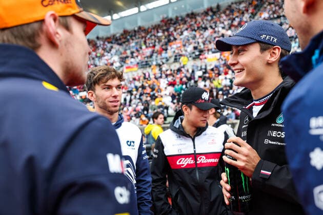 GASLY Pierre (fra), Scuderia AlphaTauri AT03, VERSTAPPEN Max (ned), Red Bull Racing RB18, RUSSELL George (gbr), Mercedes AMG F1 Team W13, portrait during the Formula 1 Honda Japanese Grand Prix 2022, 18th round of the 2022 FIA Formula One World Championship, WM, Weltmeisterschaft from Octobre 7 to 9, 2022 on the Suzuka International Racing Course, in Suzuka, Mie Prefecture, Japan - F1 - JAPANESE GRAND PRIX 2022 - RACE DPPI Panoramic  20221009_GOOD3014