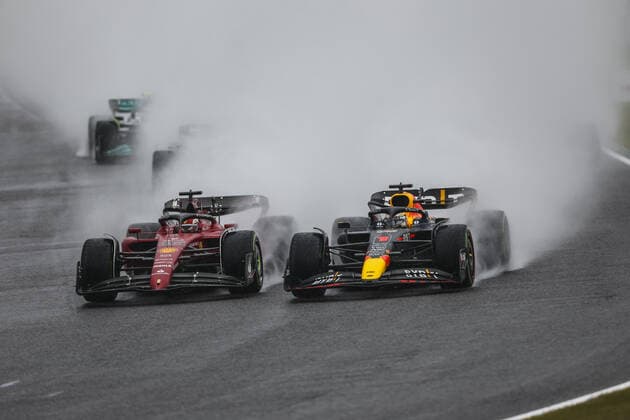 01 VERSTAPPEN Max (nld), Red Bull Racing RB18, action and 16 LECLERC Charles (mco), Scuderia Ferrari F1-75, action, start of the race, depart, during the Formula 1 Honda Japense Grand Prix 2022, 18th round of the 2022 FIA Formula One World Championship, WM, Weltmeisterschaft from Octobre 7 to 9, 2022 on the Suzuka International Racing Course, in Suzuka, Mie Prefecture, Japan - F1 - JAPANESE GRAND PRIX 2022 - RACE DPPI Panoramic  GOOD3467